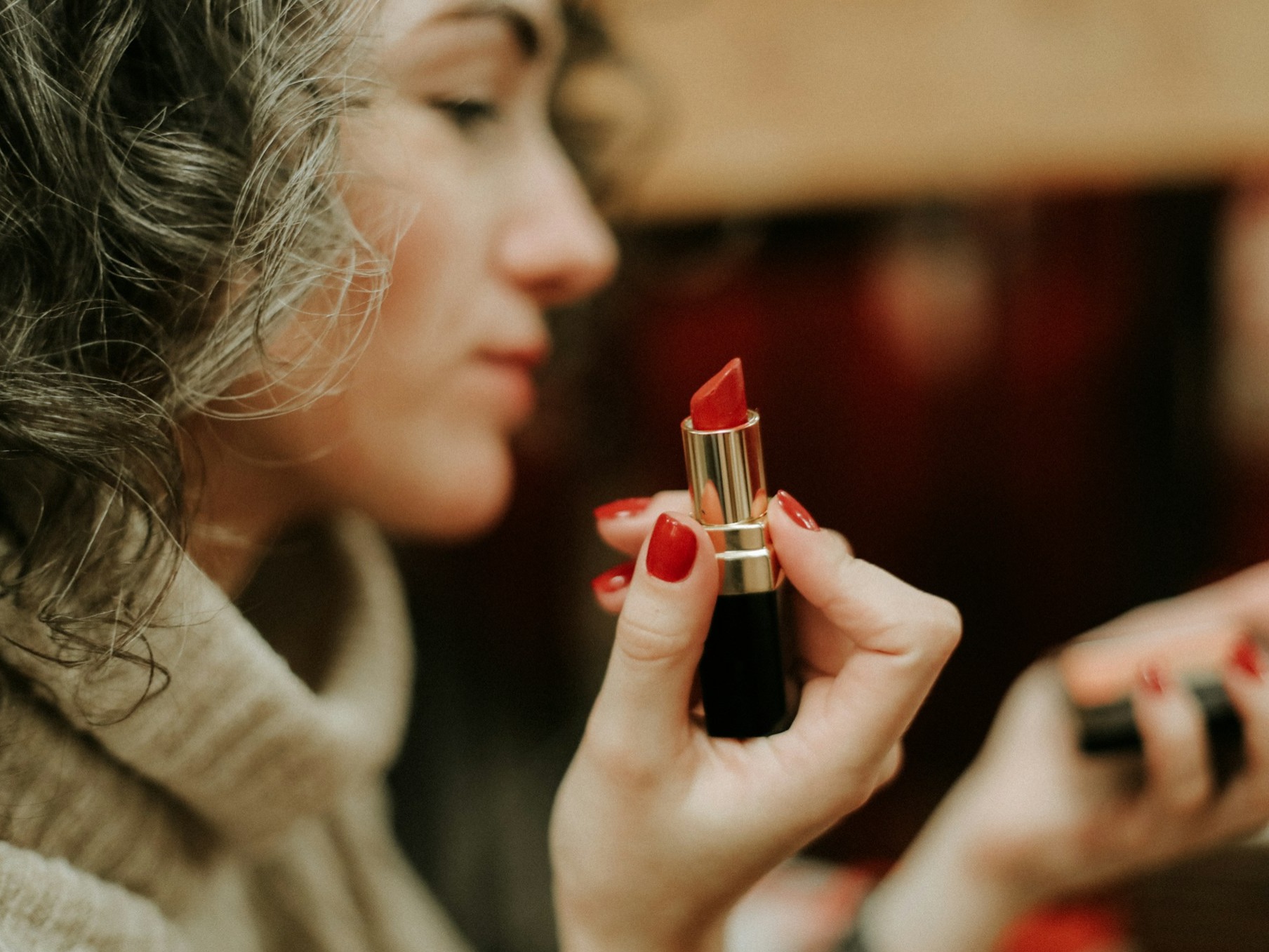 Make the desired nail polish at home with broken lipstick