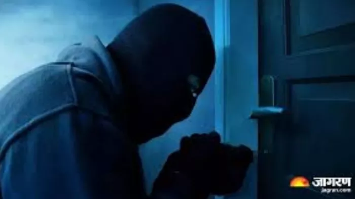 The thieves broke the lock of the closet and inflated jewelry and 31 thousand cash – head of theft and cash stolen