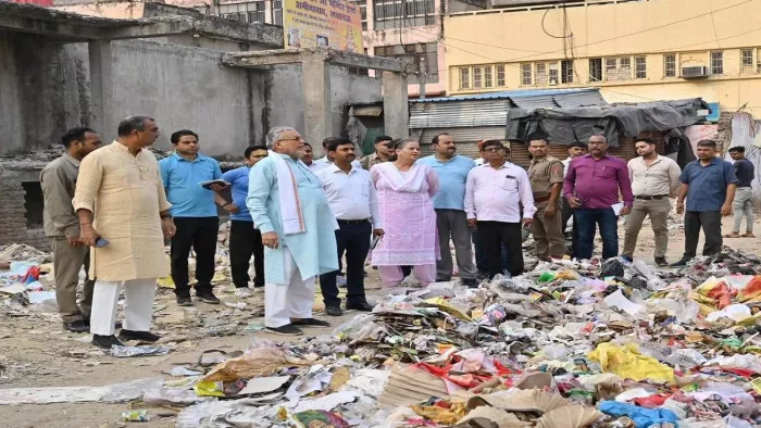 Lucknow News: In -Minister of Charge in charge of the trash in the park, strict instructions given by officials on the cleaning system – Minister Suresh Khanna Inspect City Wards Cleanlines Drive in Lucknow