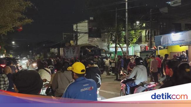Marines guarded Sahroni’s house after the looting
