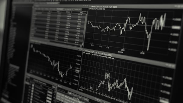 Wall St stabiles with indices on rate for weekly profits; FedEx jumps