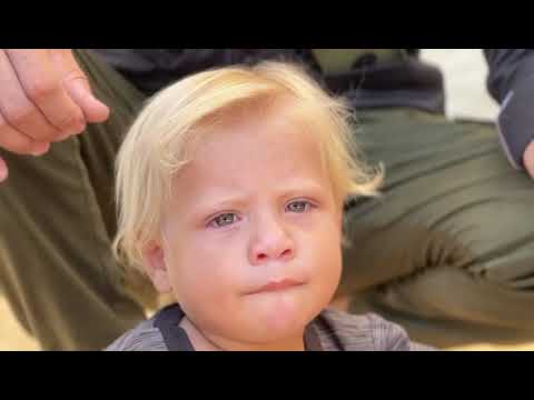 مصر تنتصر للبراءة.. رعاية عاجلة لطفل غزة الذي حمل شقيقه تحت القصف