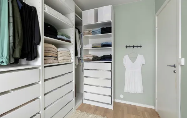 مع اقتراب الشتاء: أفضل طرق تخزين الملابس ومنع الروائح المزعجة