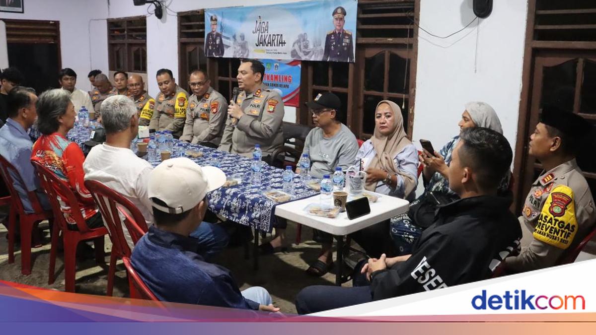 Priok police chief visits Satkamling at Muara Angke and hears the pursuit of the citizens