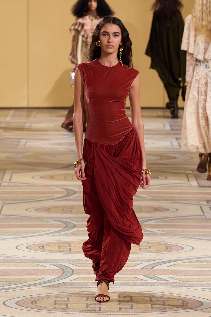 المخمل يتألق من جديد بلمسة عصرية تجمع بين الفخامة والدفء، إليكِ كيف عاد ليزيّن منصات خريف…