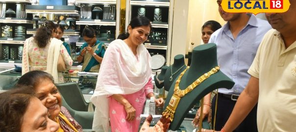 UP Gold Silver Price Today: Gold did not move by 1 paisa, big jump of Rs 5000 in silver price, know where and how much prices in UP today