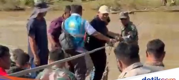 Visiting the disaster area, the deputy governor of Aceh fell into the river after the raft overturned