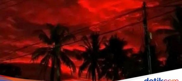 What is Rayleigh scattering that makes the red sky in Pandeglang exciting?