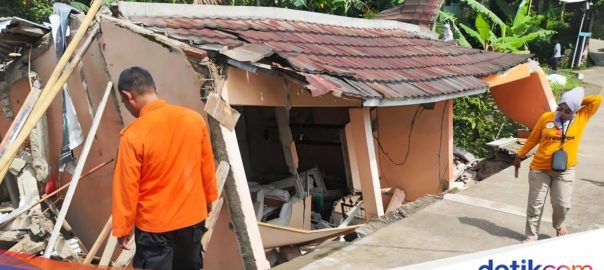 Heavy rain in Bogor: Fallen tree, woman injured by house collapse