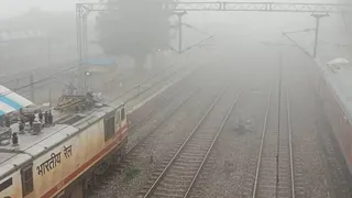 Increasing fog halted speed of railways, many express trains reached late at Hapur station – hapur fog delays train delays at station