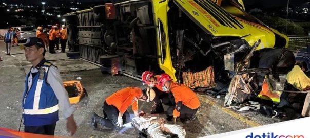 Bus overturned on Krapyak Semarang Toll Road, evacuating victims who were stuck for hours