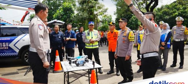 National police chief monitors Nataru flow in Bekasi, checks latest technology for traffic corps serving the community